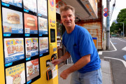 海外視聴者「これも自販機で買えるのか！」日本の大手牛丼チェーン自販機メニュー