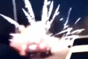 【動画】中国、今度は走行中の乗用車が爆発！車内で爆竹、花火が次々にバンバン～！w