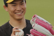 WBCを意識？　阪神・湯浅の左手には鮮やか桜カラーのグラブ
