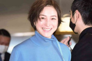 広末涼子：ミニスカート姿で照れ笑い　厚底ブーツを合わせ「高校時代を思い出す」
