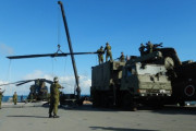 トンガに到着した輸送艦「おおすみ」艦上でCH-47ヘリのブレード取り付け作業！