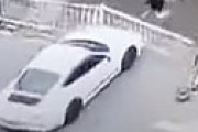 【動画】 女が車で女性を執拗に追い回し轢きまくる、衝撃動画が流出 ＝ 中国