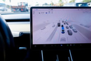 テスラの自動運転技術、信号無視や逆走など危険な運転事例を米当局が調査