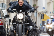 ミッションインポッシブル製作「崖からバイクで飛び降りろ」トムクルーズ「はい…」
