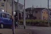 【動画】小学生が歩いてる歩道を爆走する軽自動車が撮影される