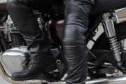 バイク乗り俺、皮パンの膝当てがボロボロなんだけど