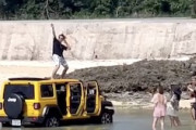 【動画】陽キャさんグループ、インスタ映えの為にレンタカーを海に入れてしまうｗｗｗｗ
