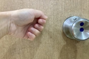 【衝撃】共通テストで試験監督がトイレの個室まで入ってきて炎上