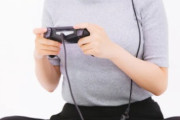 【衝撃画像】ガチヤバな環境でゲームする女子小学生、見つかるｗｗｗｗｗｗｗｗｗ