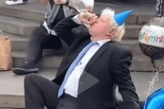 ボリス・ジョンソン元首相が昼間から飲んだくれている！？ とんでもねえ画像が話題に