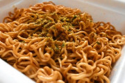 【悲報】カップ焼きそば、5口で食べ飽きる･･･