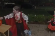 なんて良い子なんだ。ハロウィンで他の子どものために自分のお菓子を分け与える少年。海外の反応