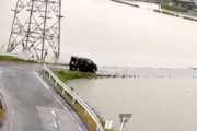 【動画】無謀だろ。自ら冠水路に突っ込んでいく車が岡崎市で目撃される。
