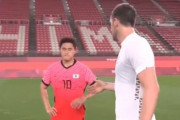【動画】サッカー韓国代表10番さん、握手拒否