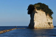 【画像】能登のシンボル「見附島」、地震で崩れてやせたかなしい姿になる