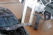 【衝撃】自動車整備工場のリフトで大事故。これは怖すぎ(@_@;)