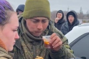 【動画】投降したロシア兵士、ウクライナ住人からパンと紅茶をもらって涙　記者「ロシア軍は何も知らない若者ばかり」