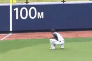 【悲報】台湾の至宝王柏融さん、外野守備中に急にエクササイズを始めてしまう