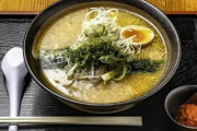 【悲報】ラーメン屋さん「席でおむつ交換はちょっと・・」　パパ「は？じゃあどこで変えるんだ！」