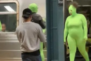 海外「ニューヨーク、黄緑色の全身タイツを着た女ギャング達が地下鉄で暴行&強盗」