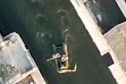 【動画】ロシア兵の手漕ぎゴムボートにピンポイントで爆弾を投下するウクライナ。