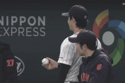大谷、WBC初ヒットの村上に偽の記念球を渡す