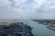 再開されたスエズ運河を米海軍のドワイト・D・アイゼンハワー空母打撃群が通過！