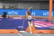 【動画】開放骨折。世界陸上の棒高跳でジャンプに失敗した選手が重傷を負う。