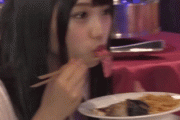 【悲報】乃木坂のアイドルさん食べ方が汚い