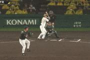 ヤクルト・サンタナが捕球できず近本が三塁打に