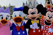 ディズニーにて、ただのゴミ箱に「あった！これじゃん！」とわざとらしく写真を撮る → 後ろのカップル達がまさかの行動にｗｗｗｗｗ