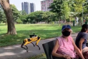 「離れてください」ロボット犬がソーシャルディスタンスを守らせるためパトロール！（シンガポール）