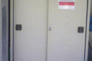 【絶対に入りたくない】とあるパチ屋の喫煙専用室がどう見ても物置