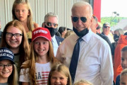 【米国】バイデンさん、子供たちと記念撮影も、子供たちはトランプ帽にトランプTシャツ～w