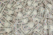 ドライブ中、道の真ん中で現金1億円（本物）を見つけてしまった一家が取った行動がこちらｗｗｗｗ