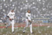土砂降りの中、石川慎吾2ベース！そして試合は一時中断