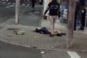 【動画】 渋谷の路上、男がワンパンで女を失神させる衝撃動画が流出