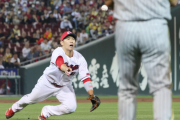 カープ坂倉、誰もいない1塁にトスしてしまう...新井監督はミスかばう「慣れていない」