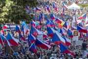 「ウクライナより国民を」、チェコで市民らがデモ行進  [422186189]