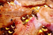先輩が「それじゃ栄養が足りない」と注意した後、Aさんは肉や油を積極的に食べ始め、見る見るうちに元気を取り戻し、再び透き通るような美人に戻った