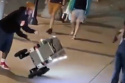 【動画】アメリカの自動運転宅配ロボット、予想通りの結果になる・・