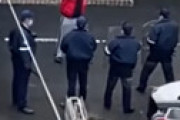 【動画】 犯人の持った刃物を警官が一瞬で叩き落とす凄技の瞬間を捉えた衝撃動画が話題に