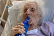新型コロナを克服した103歳おばあちゃん、冷えたビールで退院を祝う