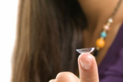 【悲報】　23歳女性、使い捨てコンタクトを半年使い続けた結果・・・