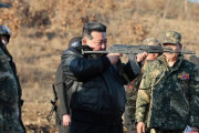 金正恩総書記が自ら自動小銃を構える写真などを公開…北朝鮮軍の実戦訓練を視察！