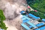 【動画】下流の全てを飲み込んで破壊するネパール大洪水の新しいビデオ。