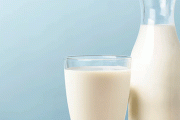 まだ日付がわからない小さな子供に「賞味期限が早い方の牛乳を飲んでもらう方法」が話題に