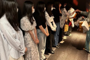 【日向坂46】齊藤京子が裏で差し入れを渡す姿がなんか面白いｗｗｗｗｗｗｗｗ