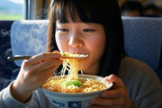 乗客「二郎系ラーメンはやめて！」新幹線での“食事マナー”に賛否「イライラする」「個人の自由」
