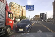 【動画】川崎市で異常な逆走車が目撃される。これは脳がおかしい。